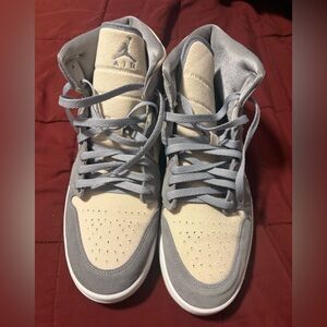 Jordan 1 Mid SE
Coconut Milk Particle Grey
